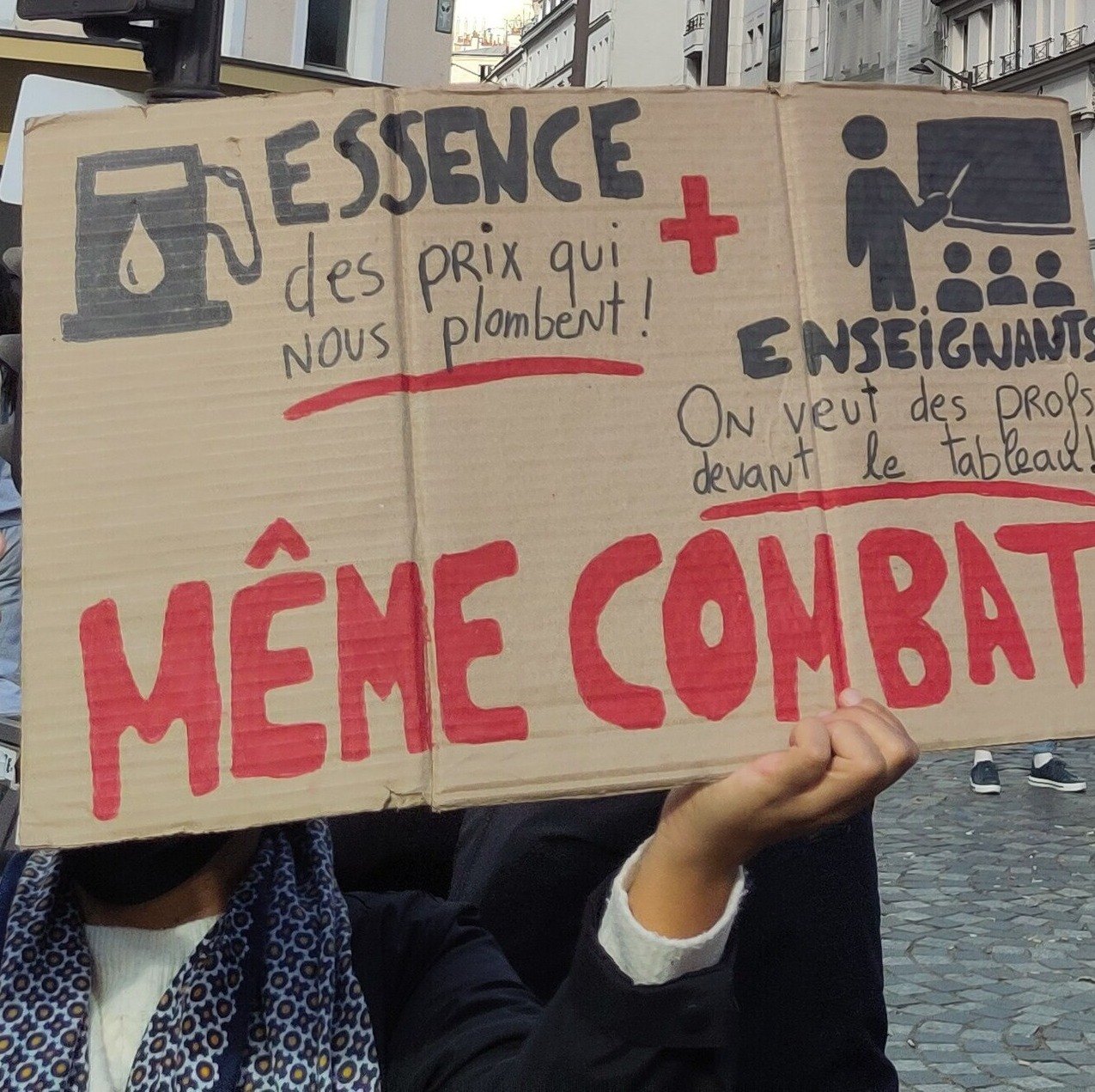 Pancarte « Essence, des prix qui nous plombent + Enseignants, on veut des profs devant le tableau : même combat », Paris, 17 octobre 2026