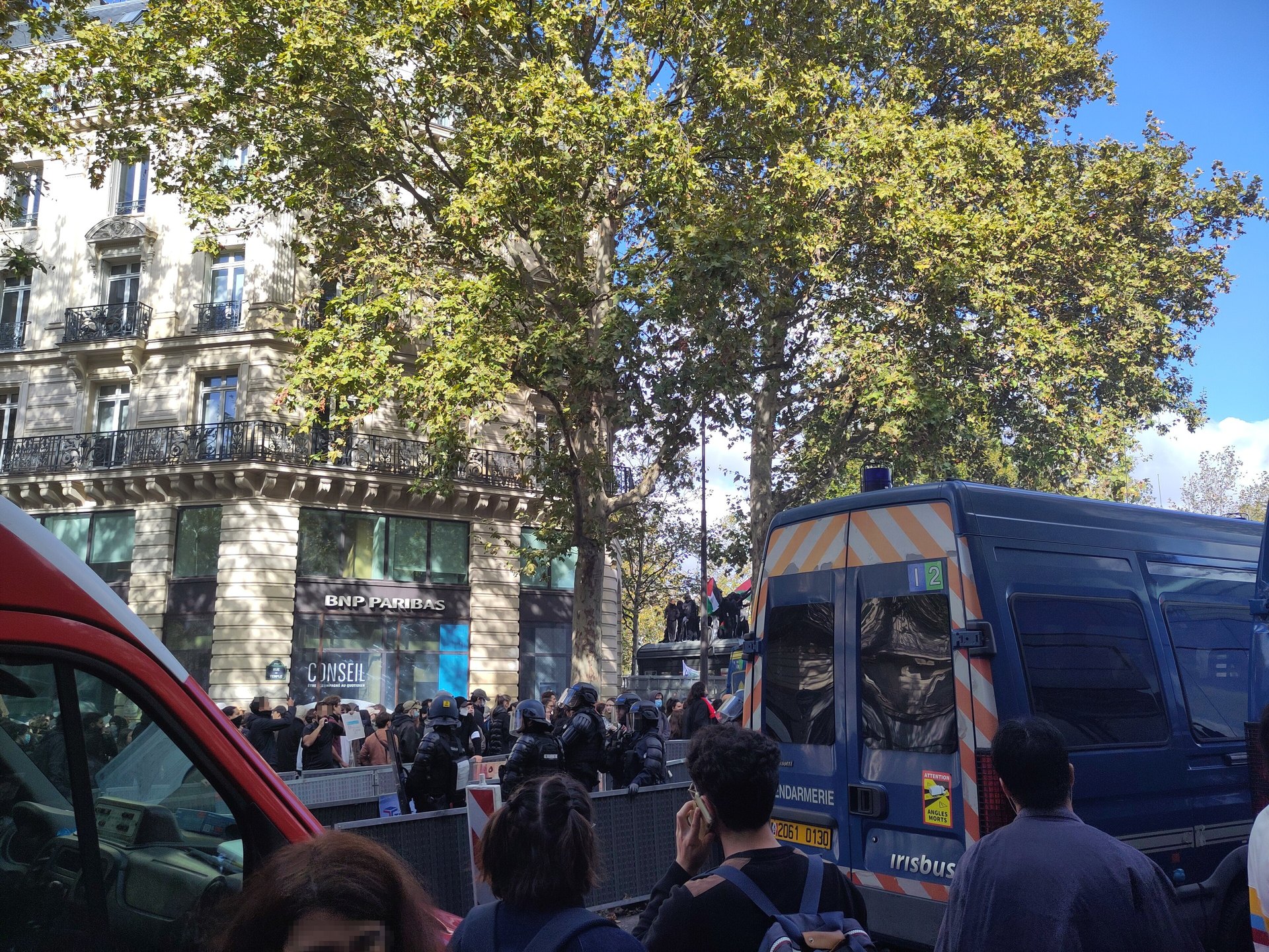 Gendarmes mobiles et fourgons de gendarmerie à l'angle de la rue du Temple et de la place de la République, Paris, 17 octobre 2026